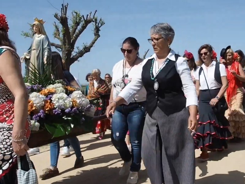 La celebración de la Virgen de la Milagrosa es un popular rito mariano que se celebra en la localidad de las Ventas de San Julián (Toledo) el último domingo de abril. Con gran devoción, los venteros o venteños llevan a la Virgen en una vistosa romería. Tras la celebración, en un ambiente festivo, hay comida y bebida para todos los asistentes, entre canciones, bailes y juegos populares. Romería Virgen de la Milagrosa - Ventas de San Julián